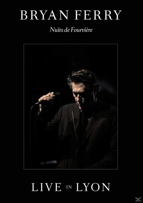 CD-Cover mit Bryan Ferry, der live auf der Bühne auftritt, mit Text.
