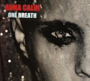 Albumcover von Anna Calvi mit Nahaufnahme eines Auges, Wassertropfen und Text.