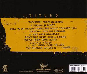 Rückseite eines Albums mit einem gelben Streifen mit Songtiteln und einem schwarzen Hintergrund.