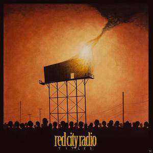 Albumcover. Eine Werbetafel auf dunklem Hintergrund. Der Titel 'red city radio' steht unten.