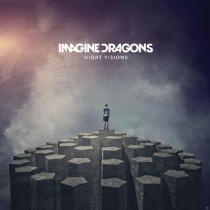 Albumcover: Ein Mann steht auf einer geometrischen Struktur, Himmelshintergrund, Imagine Dragons - Night Visions.