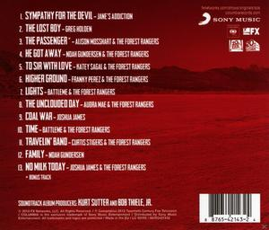 Rückseite einer CD mit rotem Hintergrund und einer Titelliste.