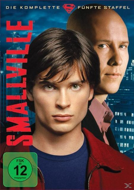 DVD-Cover: Smallville, Staffel fünf. Tom Welling und Michael Rosenbaum werden gezeigt. Blauer Hintergrund mit Wolkenkratzern.