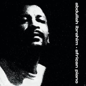 Albumcover mit einem Porträt eines Mannes. Der Künstler ist Abdullah Ibrahim. Der Hintergrund ist schwarz.