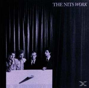 Albumcover mit vier Männern hinter einem weißen Tisch mit dunklem Vorhanghintergrund.