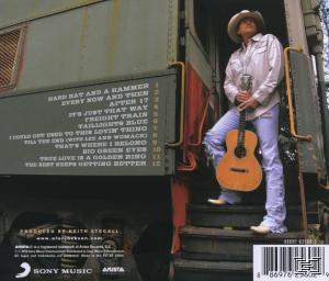 Mann mit Gitarre auf Zugtreppe, Text auf Waggon: 'Hard Hat and a Hammer', 'Every Now and Then'.