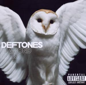 Albumcover: Weiße Eule mit ausgebreiteten Flügeln. Text sagt Deftones Diamond Eyes. Parental Advisory.