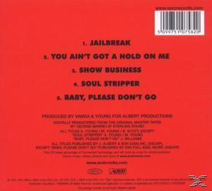 Roter Hintergrund mit Titelliste. Schwarzer Text. Weißer Barcode. Text: Jailbreak, You Ain't Got a Hold on Me, Show Business.