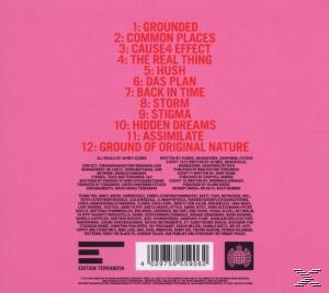 Rückseite der CD-Hülle mit pinkfarbenem Hintergrund. Titelliste in weißem Text. Kleingedrucktes unten.