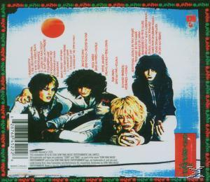 Albumcover einer Band. Rote Sonne und ein paar Bandmitglieder im Vordergrund. Roter Text auf weißem Grund.