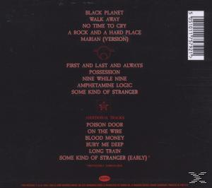 Album-Rückseite mit Titellisten in roter Schrift auf schwarzem Hintergrund. Enthält einen Barcode.