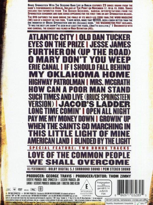 DVD-Cover mit Text, der Songs auflistet, Text über einem Bild, schwarzer Hintergrund.