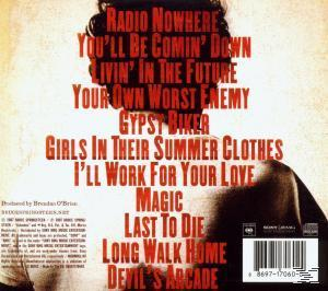 Albumcover mit Titeln auf dem Rücken einer Person. Roter Text auf weißem Hintergrund.