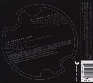 Album-Rückseite. Schwarzer Hintergrund mit weißem Text und einem kreisförmigen Design.