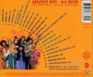 CD-Cover, orangefarbener Hintergrund, Bandfoto, Titelliste und Text in Weiß.