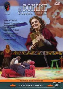 DVD-Cover von 'La Bohème'. Eine Frau hält ein Buch. Es gibt eine Bühnenszene.