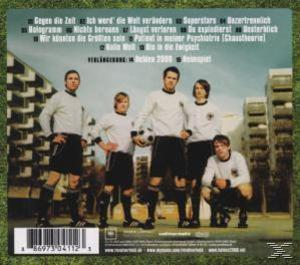 Albumcover einer Band in Fußballuniformen. Sie stehen vor einem Gebäude. Text und Titelliste sind ebenfalls sichtbar.