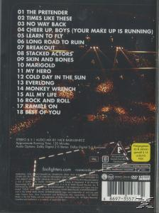 DVD-Rückseite mit Titelliste und Künstlerinformationen in dunkler Umgebung.