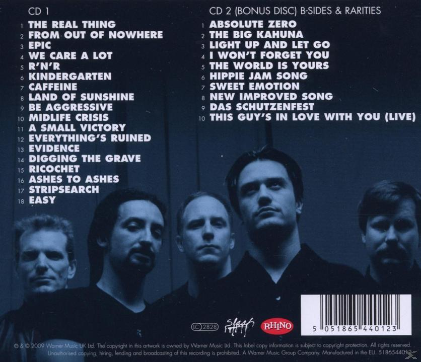 CD-Cover mit Bandfoto, Titellisten für CD 1 und CD 2. Albumdetails und ein Bandfoto sind sichtbar.