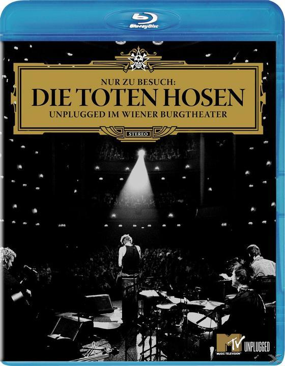 Blu-ray-Cover für ein Konzert von Die Toten Hosen. Bühne mit Band, Publikum im Hintergrund, Lichter.