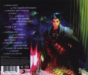 CD-Cover. Ein Mann steht im Zentrum, umgeben von Farben und der Songliste.