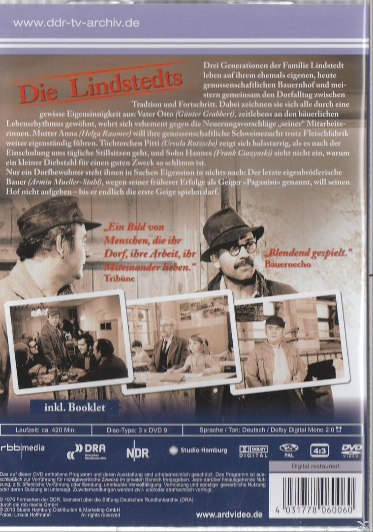 Rückseite einer DVD-Hülle mit Bildern von Männern, Text und einem kleinen Foto einer Gruppe von Personen.