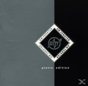 CD-Cover mit einfachem Design in Schwarz und Grau und Bandlogo in Rhombusform.