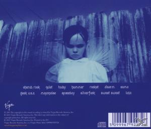 Albumcover mit Mädchen in weißem Kleid und Engelsflügeln vor Holzzaun.