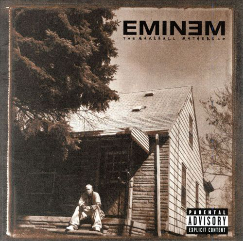 Eminem album borítója. Egy ház, egy emberrel a lépcsőn ülve. A cím és a művész neve felül található.