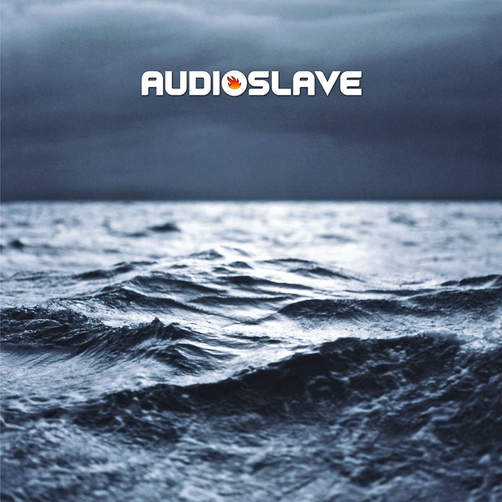 Albumcover von Meereswellen unter dunklem Himmel. Der Bandname AUDIOSLAVE steht oben.