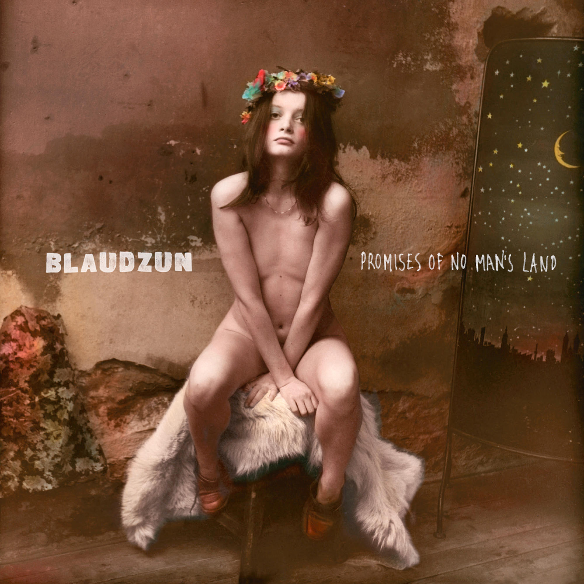 Couverture d'album: femme nue avec couronne de fleurs, assise sur une fourrure, texte 'Blaubzun' et 'Promises of no Man's Land'.