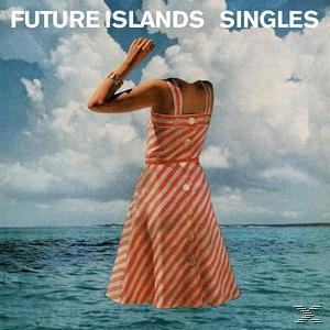 Albumcover: Eine Frau in einem rot-weiß gestreiften Kleid steht vor dem Meer.