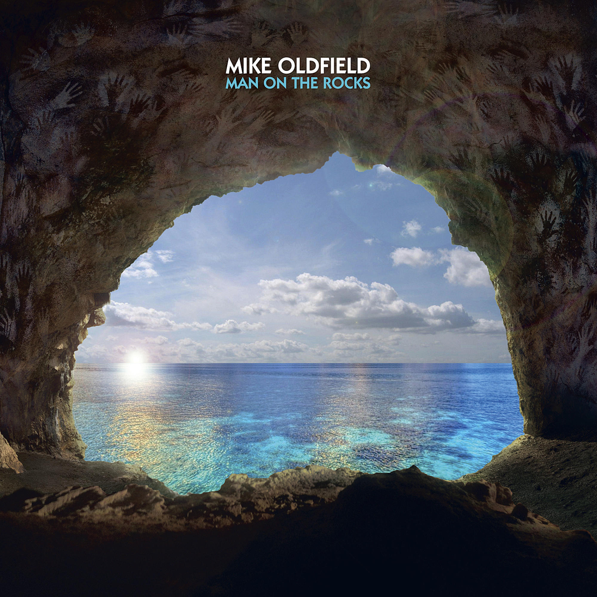 Albumcover. Blick durch eine Höhle auf das Meer. Der Himmel ist bewölkt und die Sonne scheint.