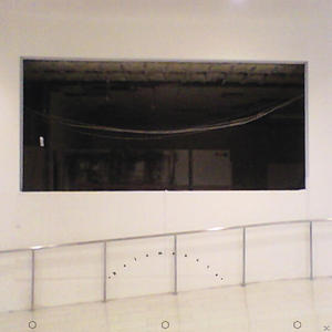 Weiße Wand mit einem Fenster, einer horizontalen Linie und einer Reihe von Punkten unter dem Fenster.
