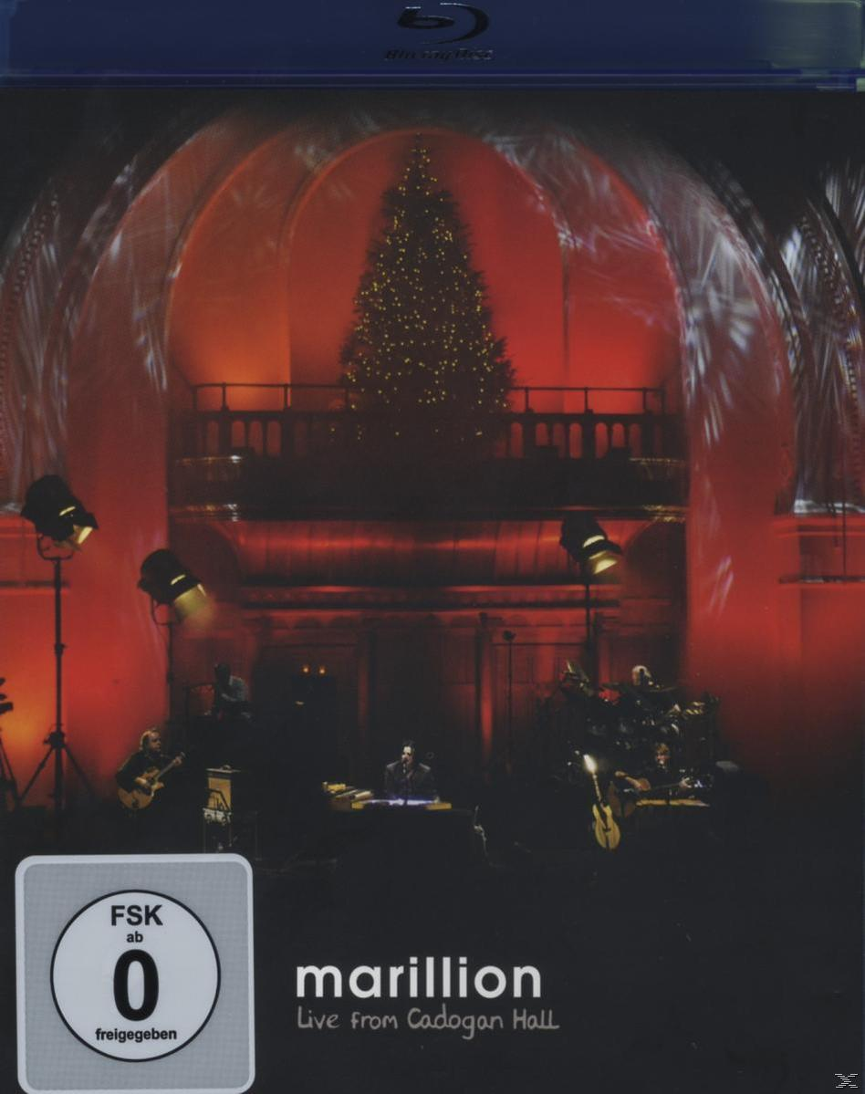 Blu-ray-Cover mit Live-Performance und Weihnachtsbaum auf der Bühne.