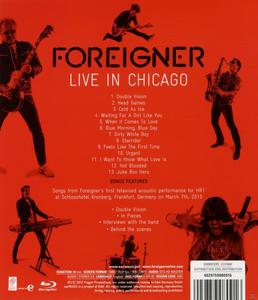 Foreigner Live in Chicago DVD-Rückseite. Bandmitglieder auf rotem Hintergrund mit Titelliste.