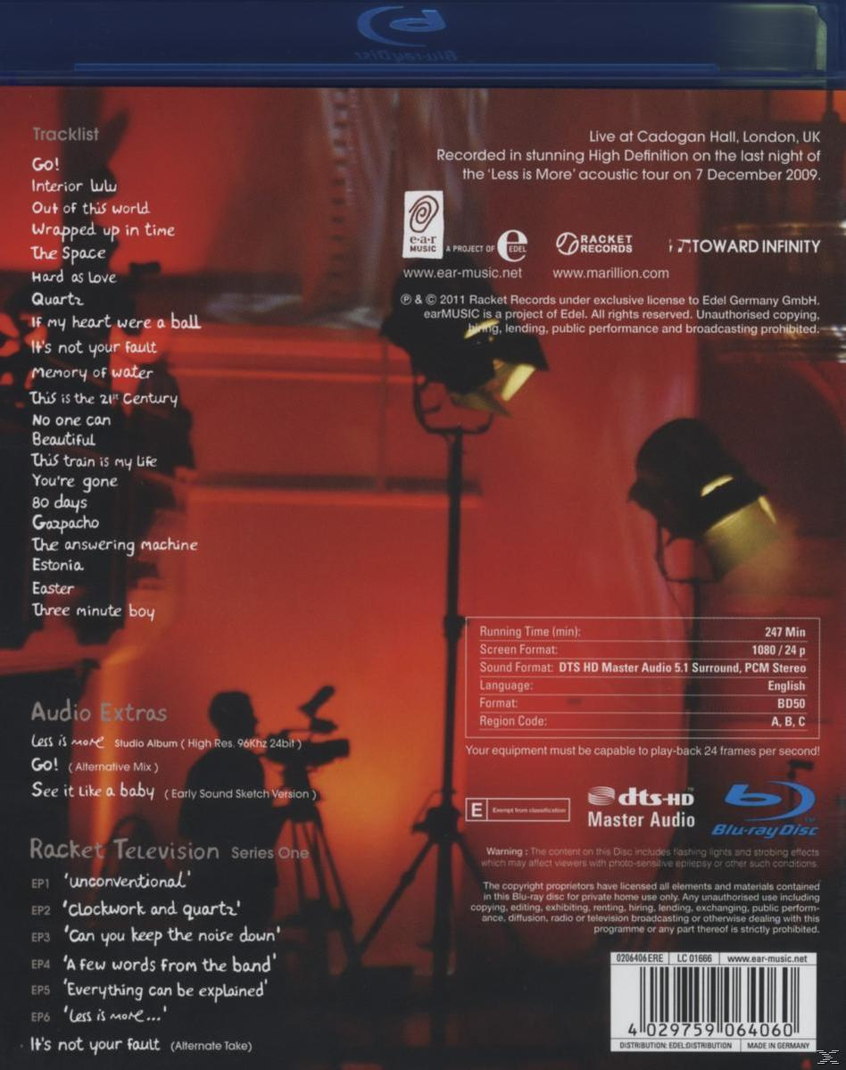 Blu-ray-Cover. Ein Bühnenaufbau mit Lichtern, Tontechnik und einer Trackliste auf der linken Seite.