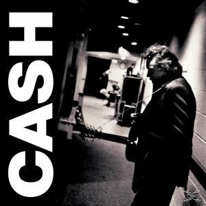 Johnny Cash in Schwarzweiß mit Gitarre, Wort CASH.