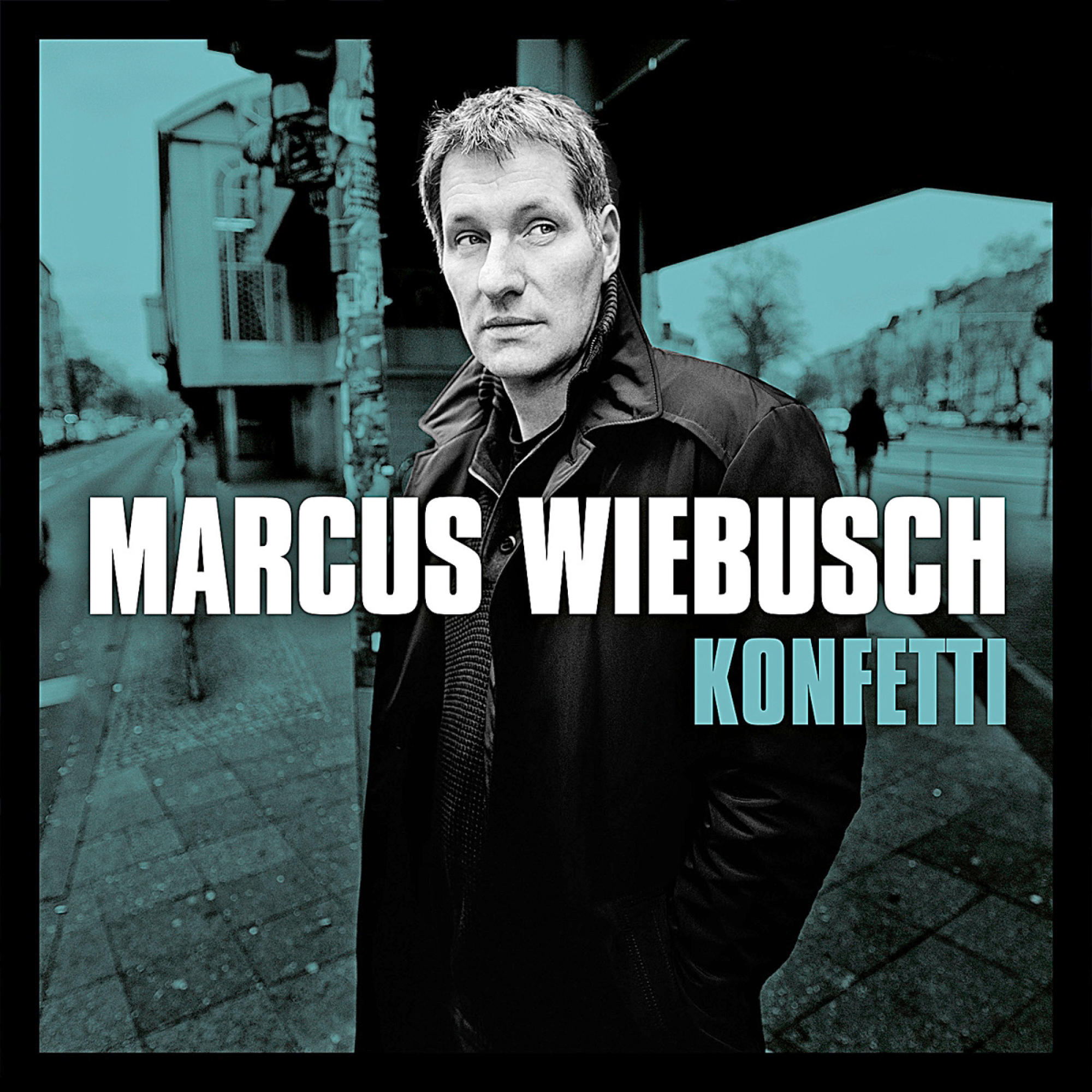 Albumcover mit einem Mann in einem schwarzen Mantel vor einer Straßenszene, Text in Weiß und Blaugrün.
