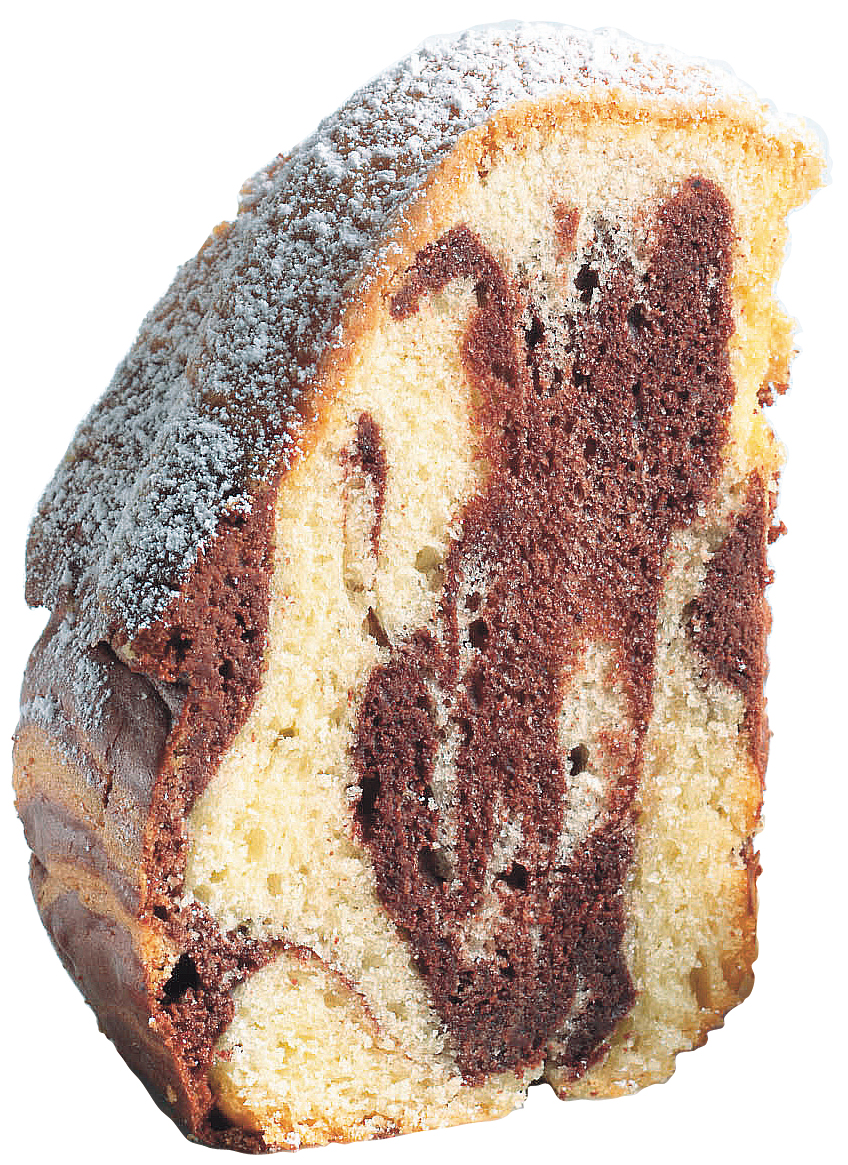 Scheibe Marmorkuchen mit braunen und gelben Wirbeln, mit Puderzucker bestäubt. Weißer Hintergrund.