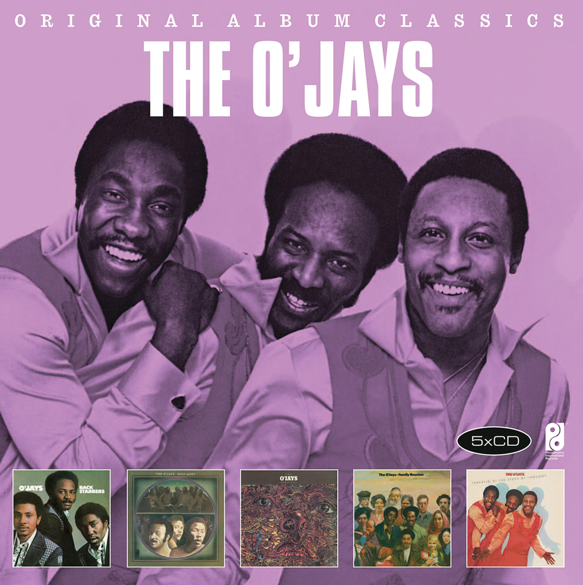 Albumcover von The O'Jays. Drei Männer lächeln, umgeben von Albumcovern. Lila Hintergrund.