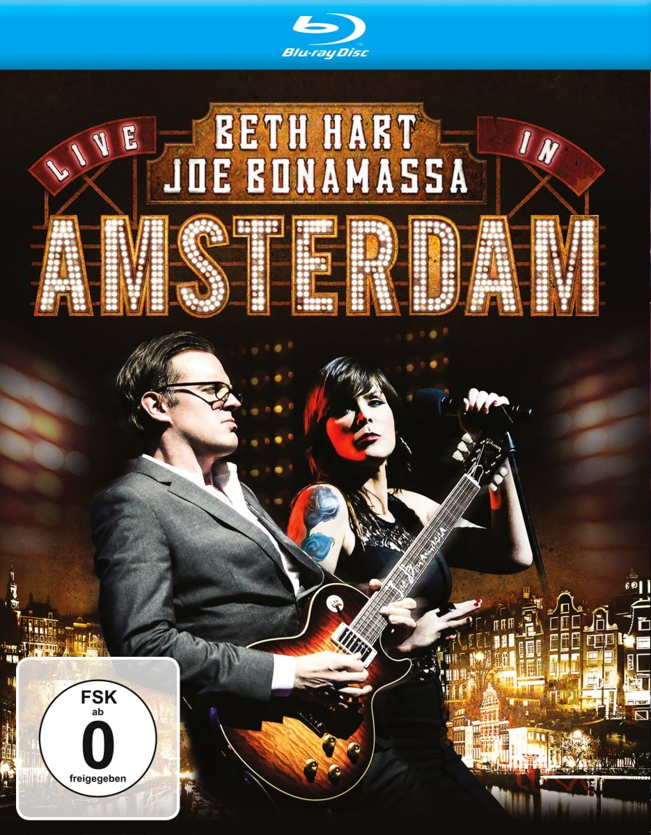 DVD-Cover mit Beth Hart und Joe Bonamassa, live in Amsterdam. Schwarzer Hintergrund, Bühnenbeleuchtung.