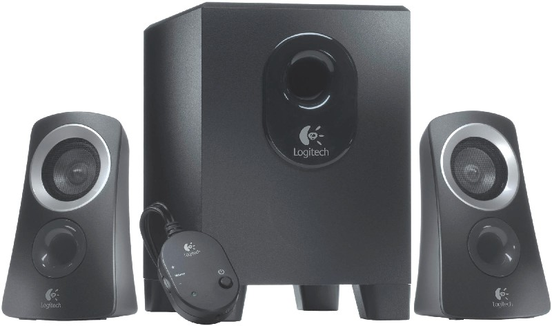 Bir subwoofer ve iki uydu hoparlörlü siyah bir Logitech hoparlör sistemi. Bir kontrol paneli de görünür.