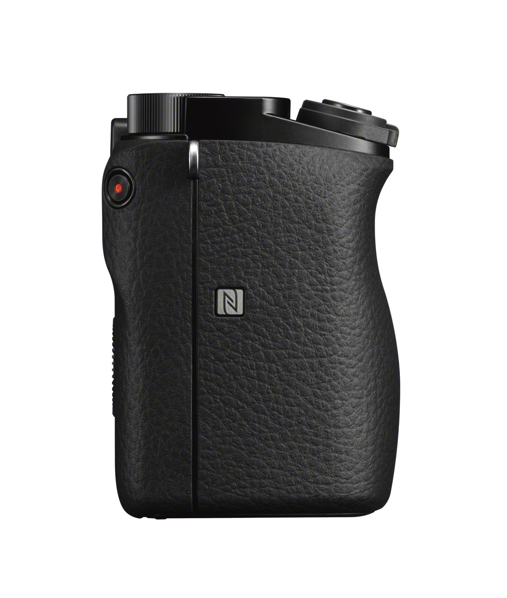 Schwarze Kamera, Seitenansicht. Strukturierter Griff, roter Knopf und silbernes 'N'-Logo.