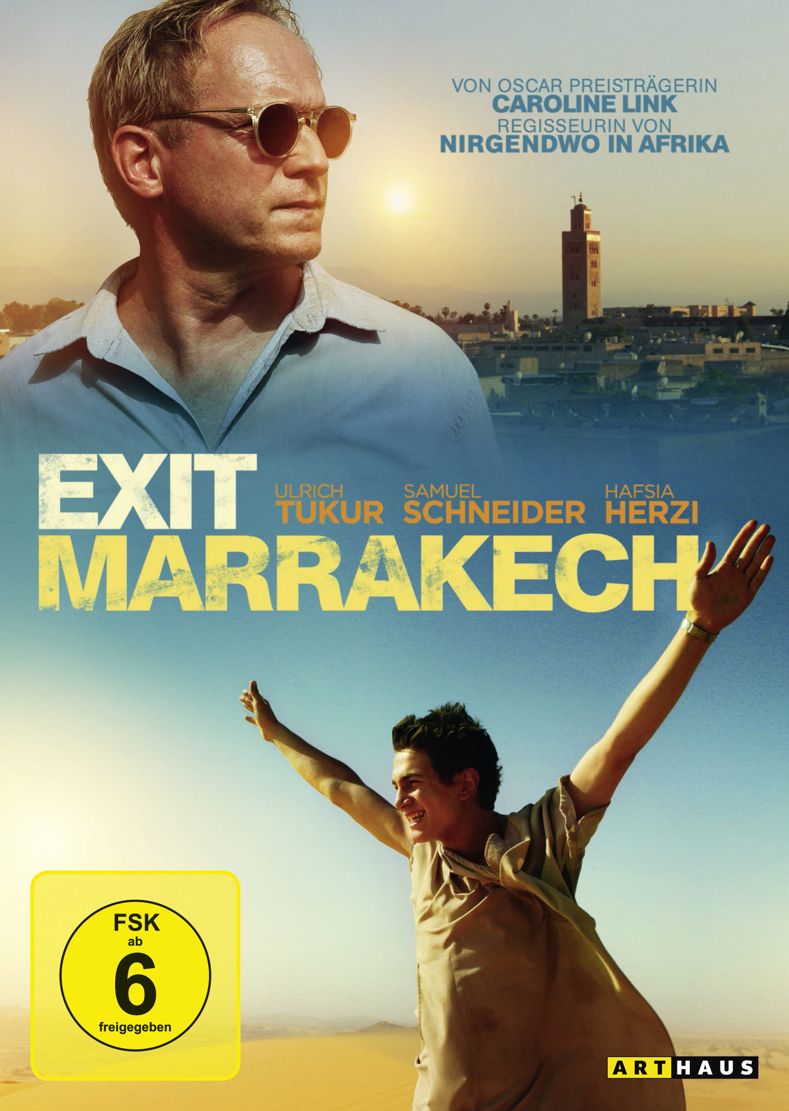 Filmposter: Mann mit Sonnenbrille und junger Mann mit erhobenen Armen in der Wüste. Titel: Exit Marrakesch.