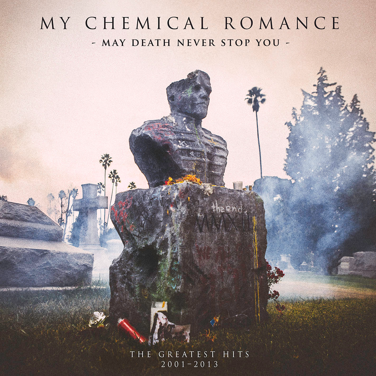 My Chemical Romance album borítója. Egy szobor a temetőben graffitivel. Szöveg: The Greatest Hits.