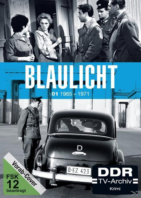 DVD-Cover: Schwarz-Weiß-Foto. Blauer Balken mit Titel BLAULICHT. Charaktere und ein Auto.