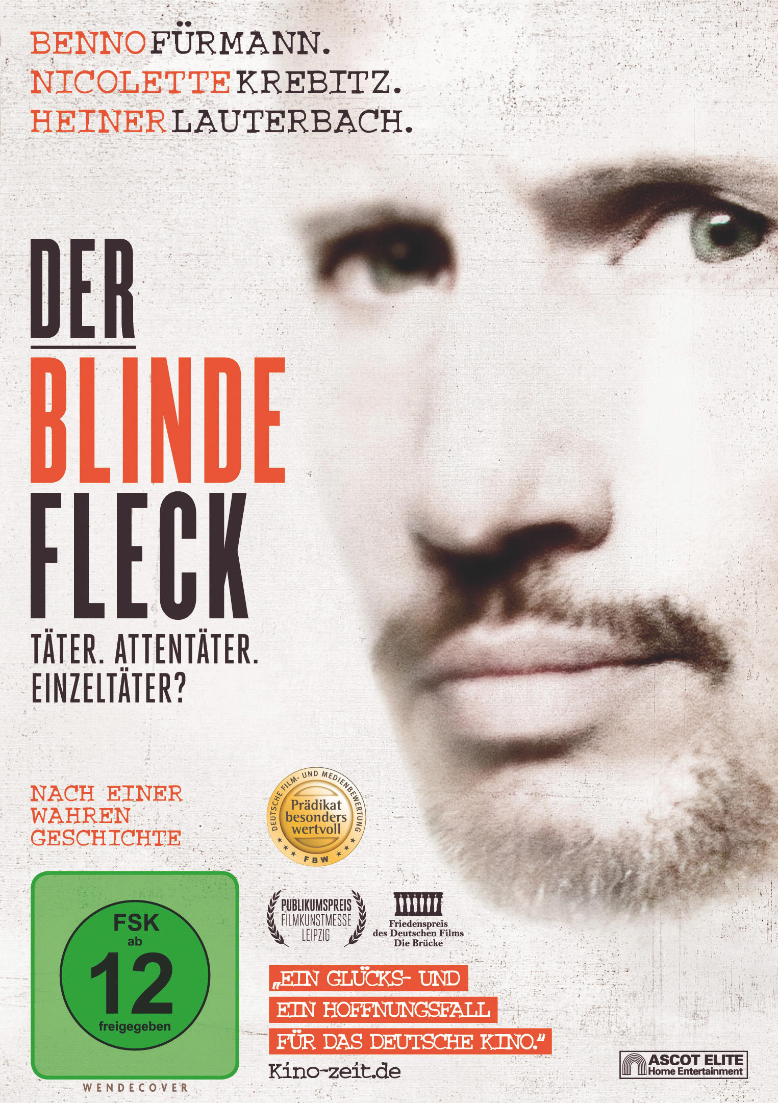DVD-Cover. Gesicht eines Mannes, Text auf Deutsch: 'Der Blinde Fleck'. Blaues und rotes Farbschema.