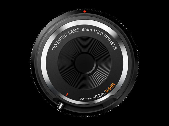 Nahaufnahme eines Olympus 9mm 1:8.0 Fisheye-Objektivs auf schwarzem Hintergrund.