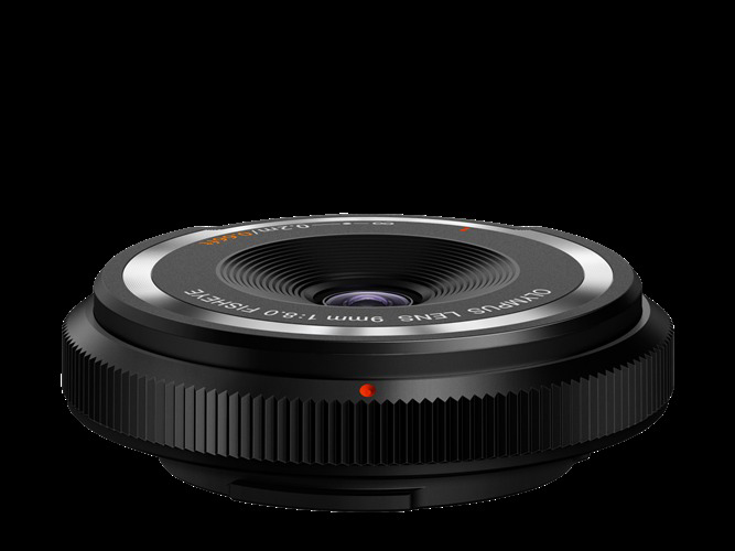 Schwarzes Objektiv mit Silberring, mit Text 'OLYMPUS LENS 9mm 1:8.0 FISHEYE'.